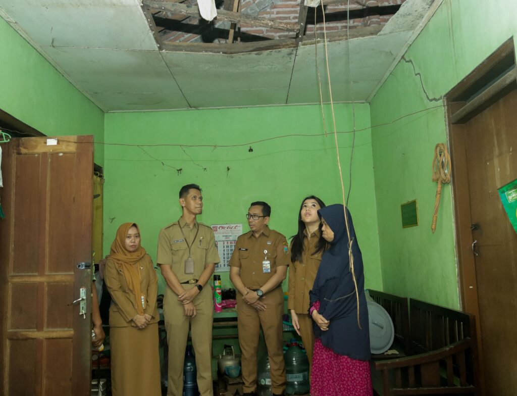 Korban Rumah Roboh di Kajeksan Dapat Bantuan dan Pendampingan