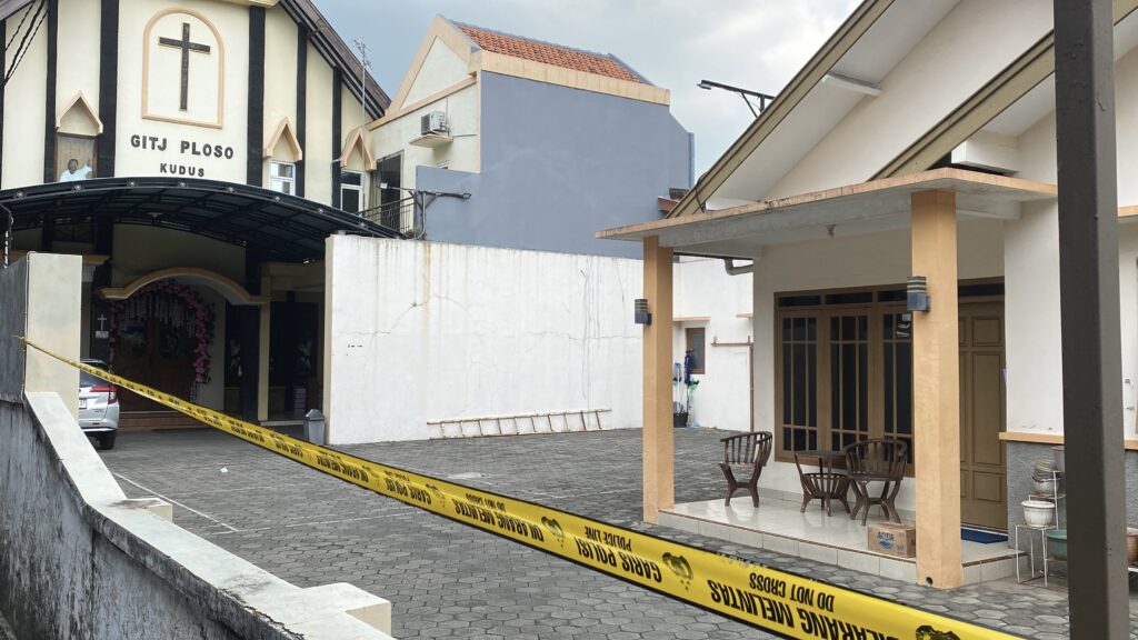 Pria Berhelm Tinggalkan Kardus Misterius di Depan Greja GITJ Ploso Kudus