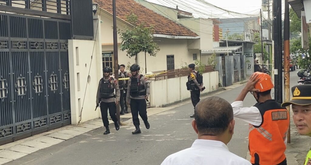 Pria Berhelm Tinggalkan Kardus Misterius di Depan Greja GITJ Ploso Kudus