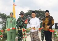 Buatkan gambar sekor domba (gambar ke 1) yang sedang mengendarahi vespa (gambar ke 2) itu buat dia tampak memakai peci berwarna hitam dan sedang tertawa dengan latar belakang di jalan raya dan di belakang ada pemandangan bukit dengan resolusi 4k