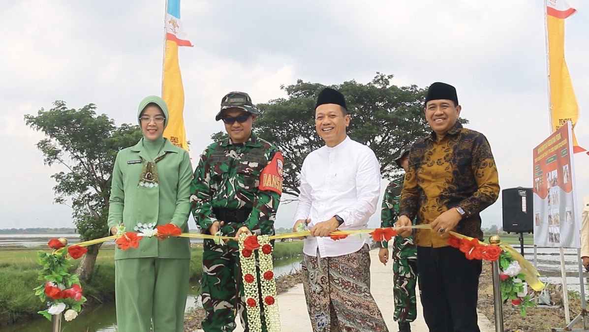 Buatkan gambar sekor domba (gambar ke 1) yang sedang mengendarahi vespa (gambar ke 2) itu buat dia tampak memakai peci berwarna hitam dan sedang tertawa dengan latar belakang di jalan raya dan di belakang ada pemandangan bukit dengan resolusi 4k