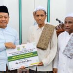Salat Jumat di Hadipolo, Bupati Sam’ani Serahkan Bantuan ZIS Rp10 Juta untuk Masjid