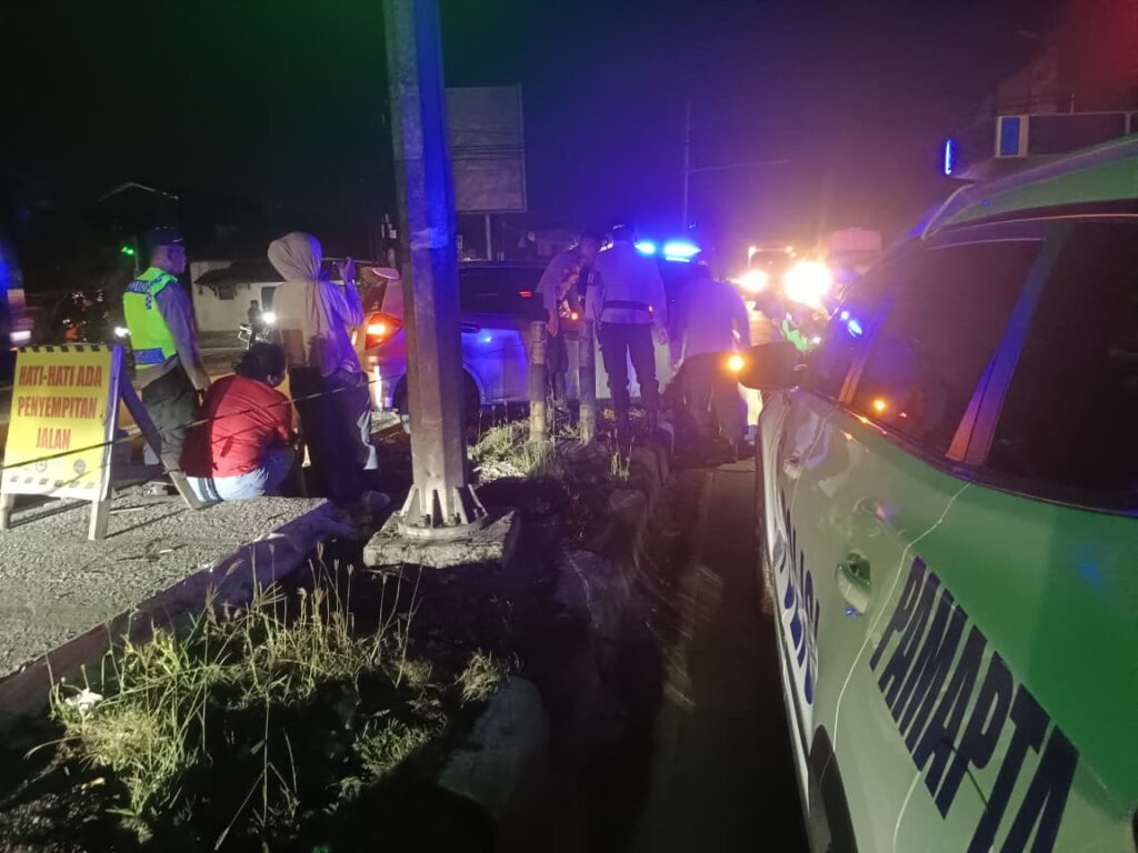 Mobil Terperosok di Simpang TL Jepang Kudus, Dievakuasi Polisi Usai Laporan 110
