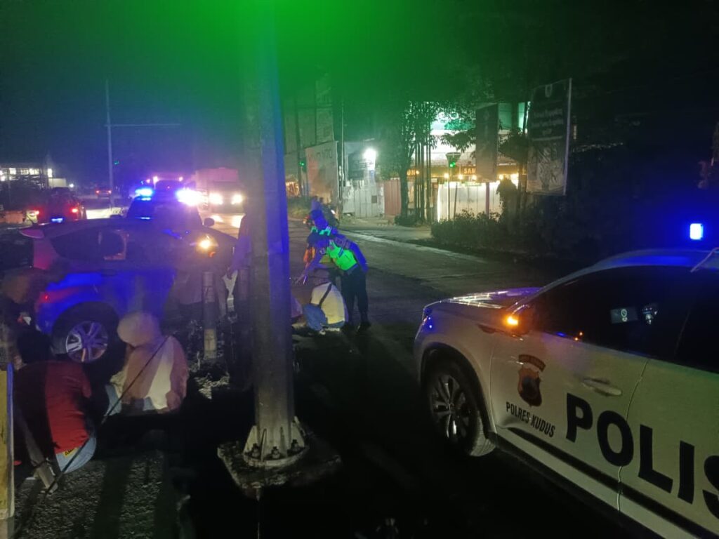 Mobil Terperosok di Simpang TL Jepang Kudus, Dievakuasi Polisi Usai Laporan 110