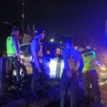 Mobil Terperosok di Simpang TL Jepang Kudus, Dievakuasi Polisi Usai Laporan 110