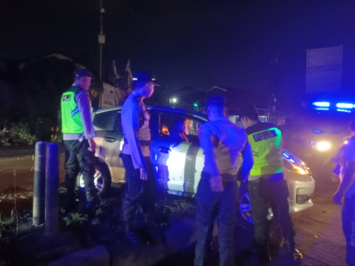 Mobil Terperosok di Simpang TL Jepang Kudus, Dievakuasi Polisi Usai Laporan 110