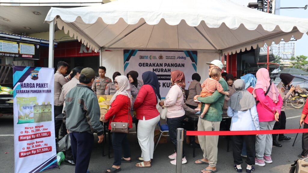 Bantu Warga, Polres Kudus Gelar Gerakan Pangan Murah di Simpang Tujuh