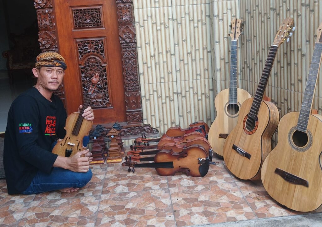 Pernah Gagal Berkali-kali, Kini Biola Bambu Buatan Mbah Min Jadi Kebanggaan Kudus