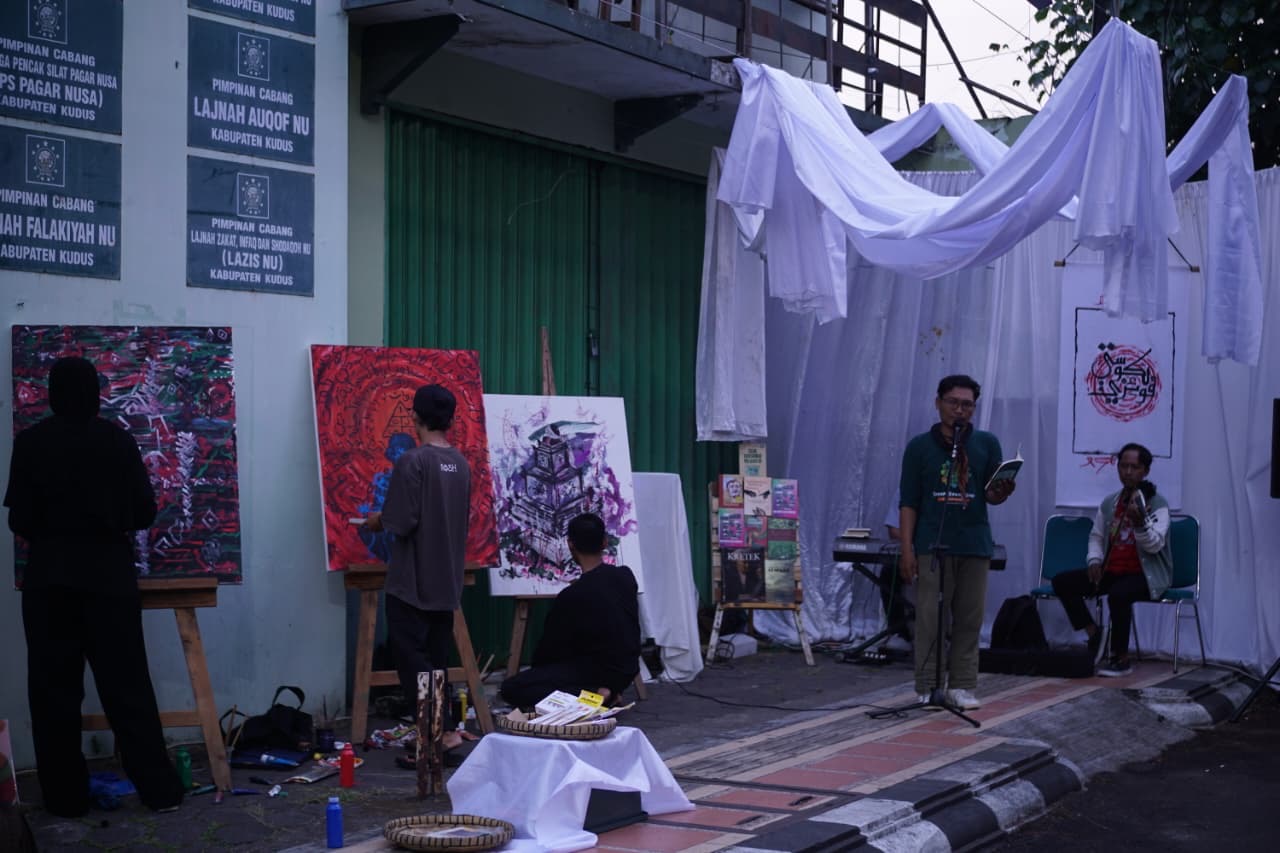 Bisik Bumi di Atas Trotoar, Cara Seniman Kudus Mengingatkan Kota agar Tak Kehilangan Ruang Publik
