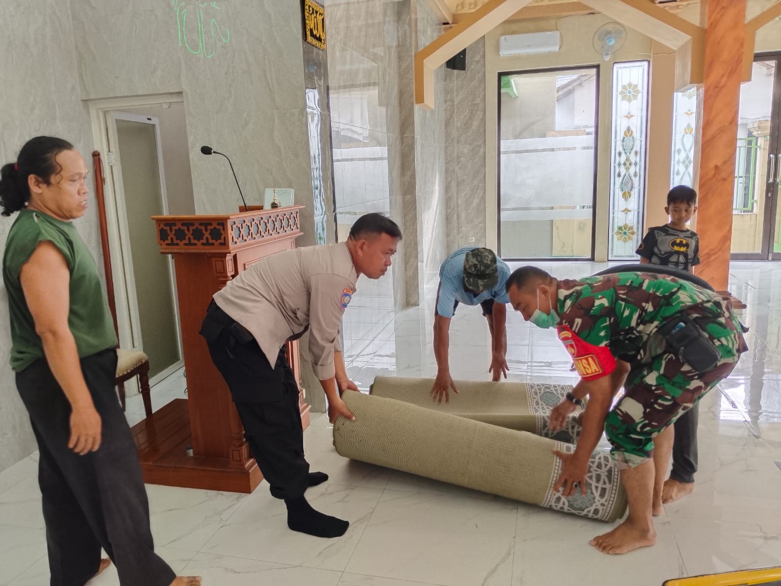 HUT Bhayangkara ke-80 Disambut dengan Gotong Royong, Polisi dan Warga Rawat Masjid Bersejarah