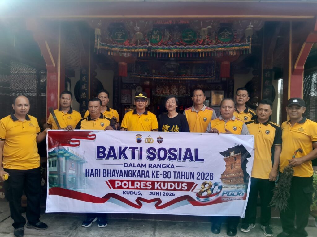 Polsek Kudus Wujudkan Toleransi Dengan Bersihkan Klenteng Tertua Jelang HUT Bhayangkara ke-80