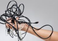 Cegah Bahaya Listrik: Cara Mudah Mengamankan Kabel di Rumah dari Jangkauan Anak-anak