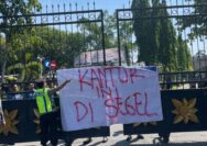 Mahasiswa Segel Simbolis Kantor Bupati Demak, PMII Tuntut Perbaikan Kinerja Pemkab