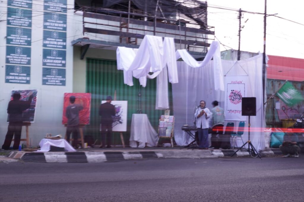 Bisik Bumi di Atas Trotoar, Cara Seniman Kudus Mengingatkan Kota agar Tak Kehilangan Ruang Publik