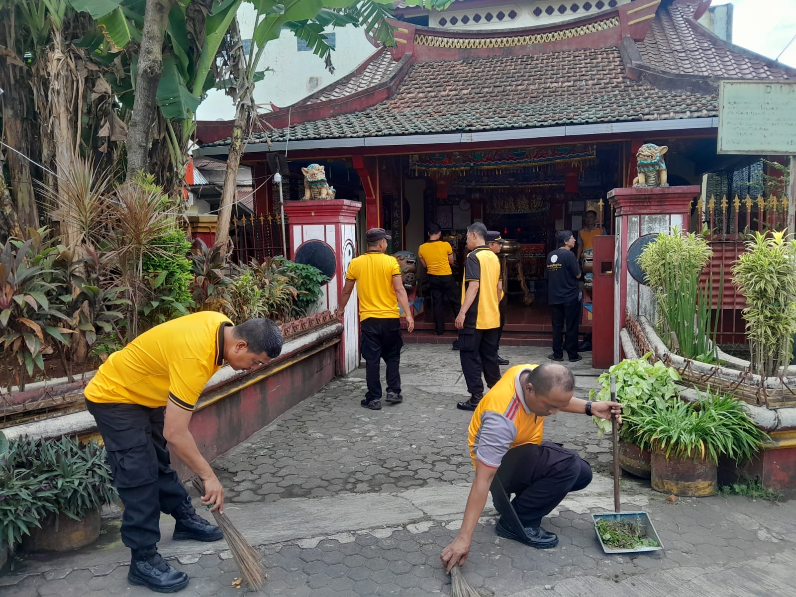 Polsek Kudus Wujudkan Toleransi Dengan Bersihkan Klenteng Tertua Jelang HUT Bhayangkara ke-80