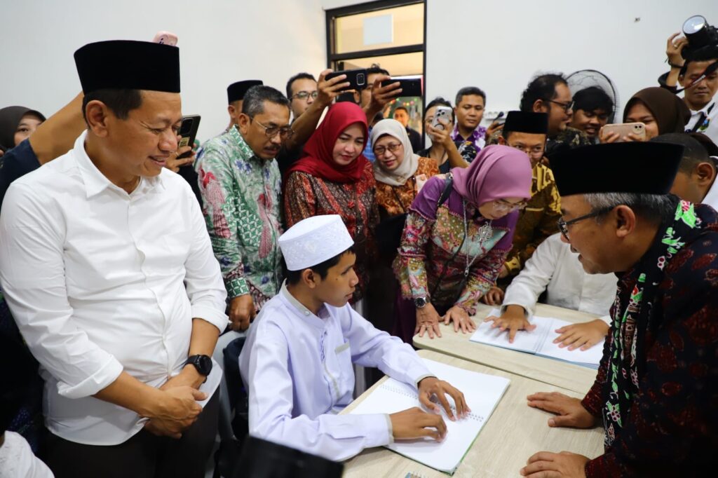 Rp 1,45 Miliar untuk SLB Purwosari, Mendikdasmen Dorong Pendidikan Berbasis Komunitas